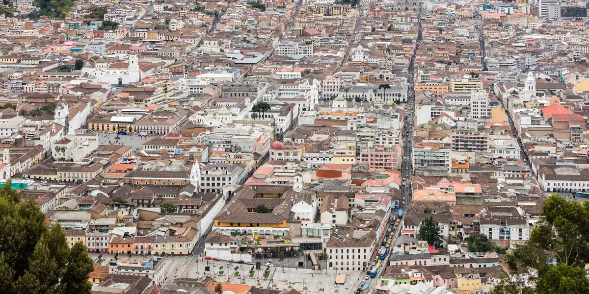 Vista aérea del centro histórico de Quito desde El Panecillo